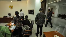 Presiden Joko Widodo (Jokowi) saat memasuki ruangan rapat terbatas bersama para menteri Kabinet Kerja di Kantor Presiden, Jakarta, Senin (6/4/2015). Rapat membahas tentang ketersediaan beras nasional (Liputan6.com/Faizal Fanani)