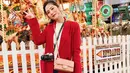 Tas bergaya klasik ini juga jadi favoritnya. Terbukti, Chanel Classic Double Flap Bag yang dimilikinya mampu optimalkan OOTD Bunga saat berlibur. Kisaran Harga Rp 40 - 50 juta rupiah. (Foto: Instagram/ Bunga Zainal).