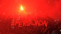 Suporter Persija menyalakan kembang api saat menyaksikan laga Trofeo Persija di Stadion GBK Jakarta, (11/1/2015). (Liputan6.com/Helmi Fithriansyah)