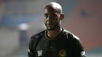 Striker Tira Persikabo, Loris Arnaud, memperhatikan reka setimnya saat melawan Bali United pada laga Shopee Liga 1 di Stadion Patriot Pakansari, Bogor, Kamis (15/8). Bali menang 2-1 atas Tira Persikabo. (Bola.com/Yoppy Renato)