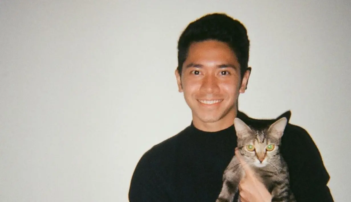 Senyum mengembang juga ditunjukkan Emir saat berfoto dengan kucing kesayangannya bernama Kokomo. Aktor 24 tahun ini memang terlihat beberapa kali mengunggah hewan lucu nan menggemaskan itu ke media sosialnya. Kokomo pun sangat fokus dan menatap kamera dengan tajam. (Liputan6.com/IG/@mahiraemir)