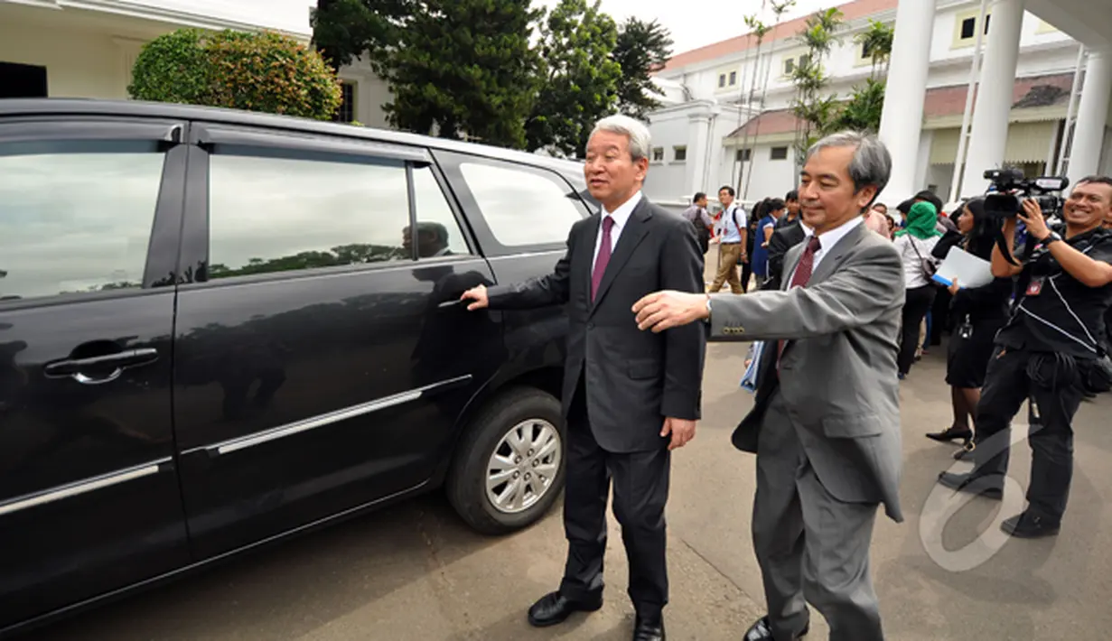 Presiden Japan International Cooperation Agency (JICA) Akihiko Tanaka menuju mobil yang telah menunggunya usai menemui Presiden Joko Widodo di Istana Negara, Jakarta, Kamis (12/2/2015). (Liputan6.com/Faizal Fanani)