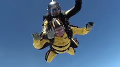 Seorang veteran bernama Verdun Hayes melakukan skydiving di Devon, Inggris, Minggu (14/5). Kakek 101 tahun itu memecahkan rekor dunia untuk skydiver tandem tertua setelah melompat dari ketinggian 15.000 kaki (4,5 km). (Skydive.buzz via AP)