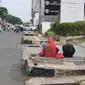 Salah satu pengemis bersama anaknya di Jalan Raya Margonda, Kota Depok, Jawa Barat, Minggu (18/4/2021). (Liputan6.com/Dicky Agung Prihanto)