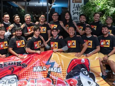 Momen keseruan buka bersama gabungan antara geng motor The Prediksi dan Bedain berhasil mencuri perhatian. Bukber gabungan tersebut berlangsung meriah dan penuh keceriaan dari para anggotanya yang merupakan komika dan juga sosok humoris. (Liputan6.com/IG/@andhiiikapratama)