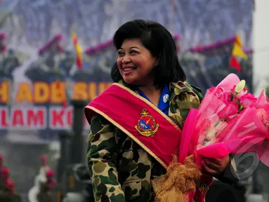 Istri Kepala Staf Angkatan Laut (KSAL) Laksamana Ade Supandi, Endah Ade Supandi diangkat sebagai Ibu Asuh Prajurit Tidur Korps Marinir, Jakarta, Kamis (2/4/2015). (Liputan6.com/Yoppy Renato)