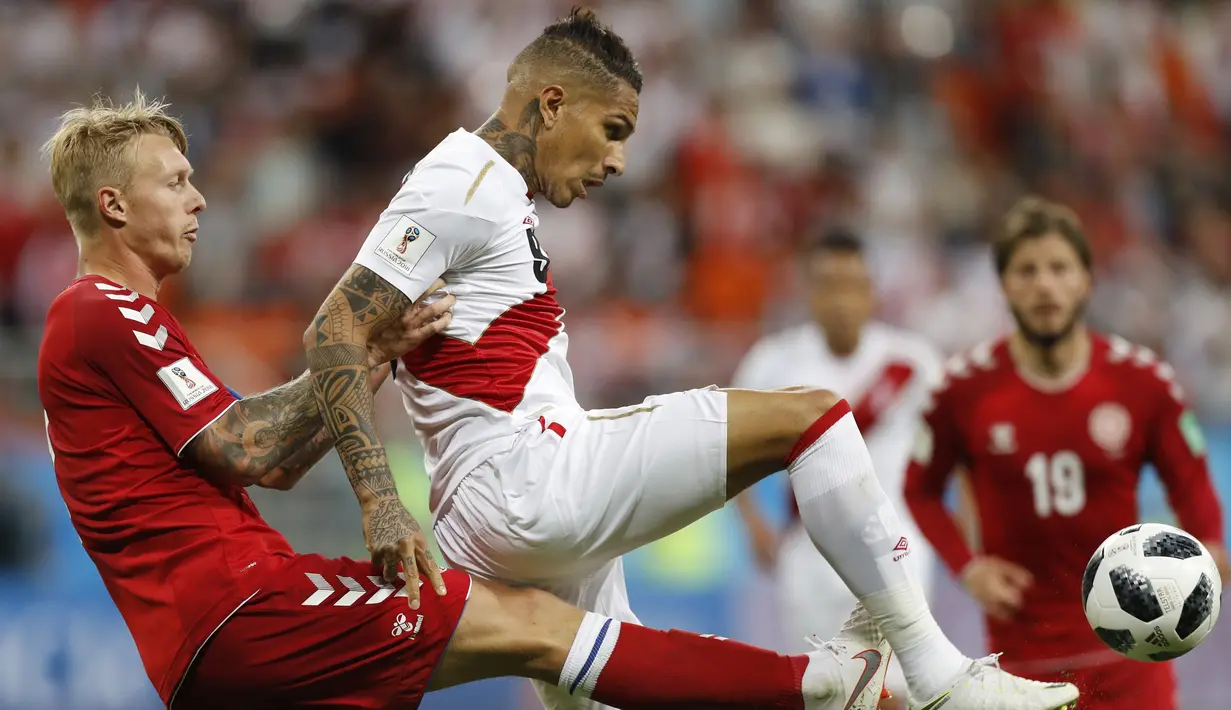 Striker Peru, Paulo Guerrero, berebut bola dengan bek Denmark, Simon Kjaer, pada laga Grup C Piala Dunia di Mordovia Arena, Saransk, Sabtu (16/6/2018). Denmark menang 1-0 atas Peru. (AP/Efrem Lukatsky)