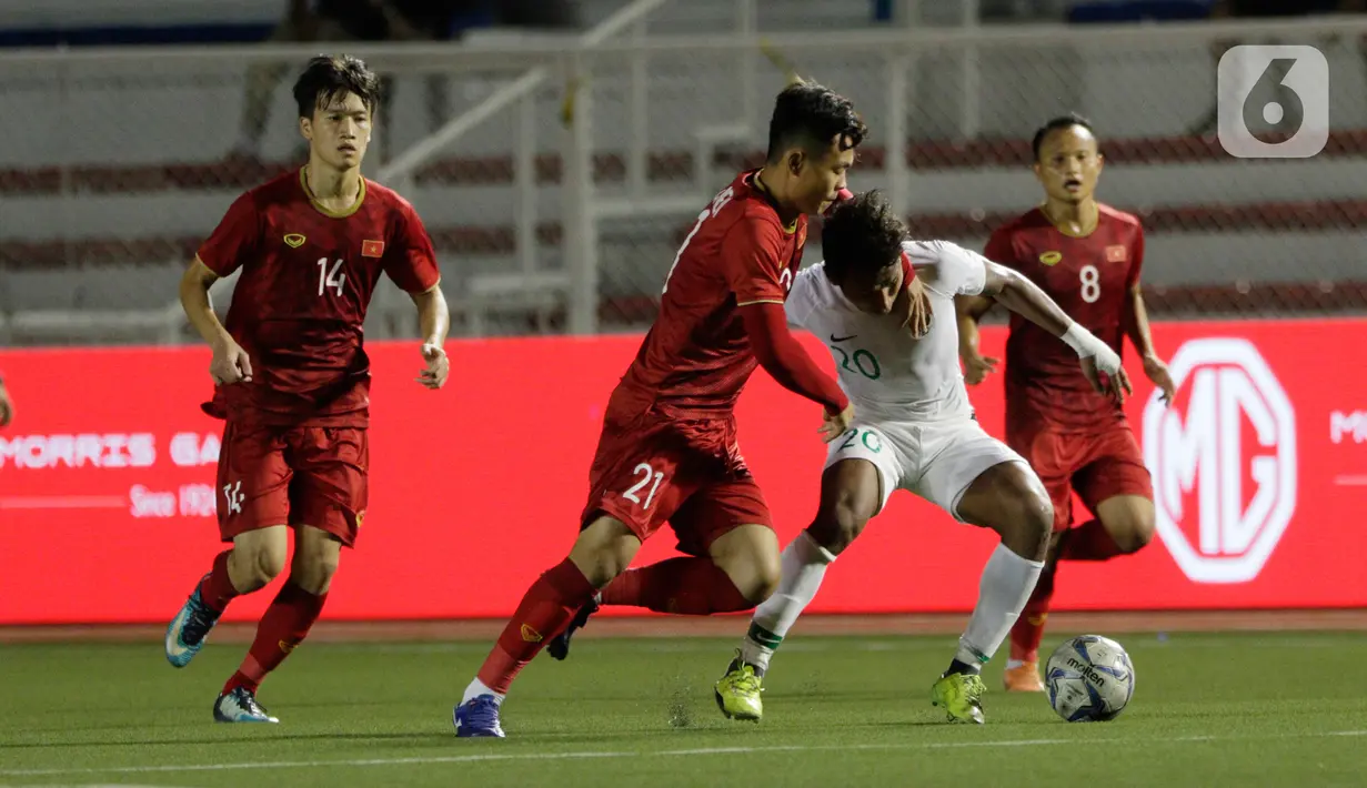 Gelandang Timnas Indonesia U-22, Osvaldo Haay, menghindari kepungan pemain Vietnam U-22 pada laga SEA Games 2019 di Stadion Rizal Memorial, Manila, Filipina, Minggu (1/12/2019). Indonesia kalah 1-2 dari Vietnam. (Bola.com/M Iqbal Ichsan)