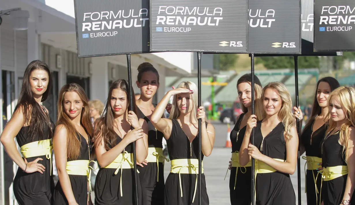 Umbrella girl memeriahkan balapan pertama seri kelima Formula Renault 2.0 Eurocup Hungaria di Sirkuit Hungaroring, Sabtu (1/7/2017). Pebalap Indonesia, Presley Martono, menjadi salah satu peserta pada balapan. (Bola.com/Reza Khomaini)