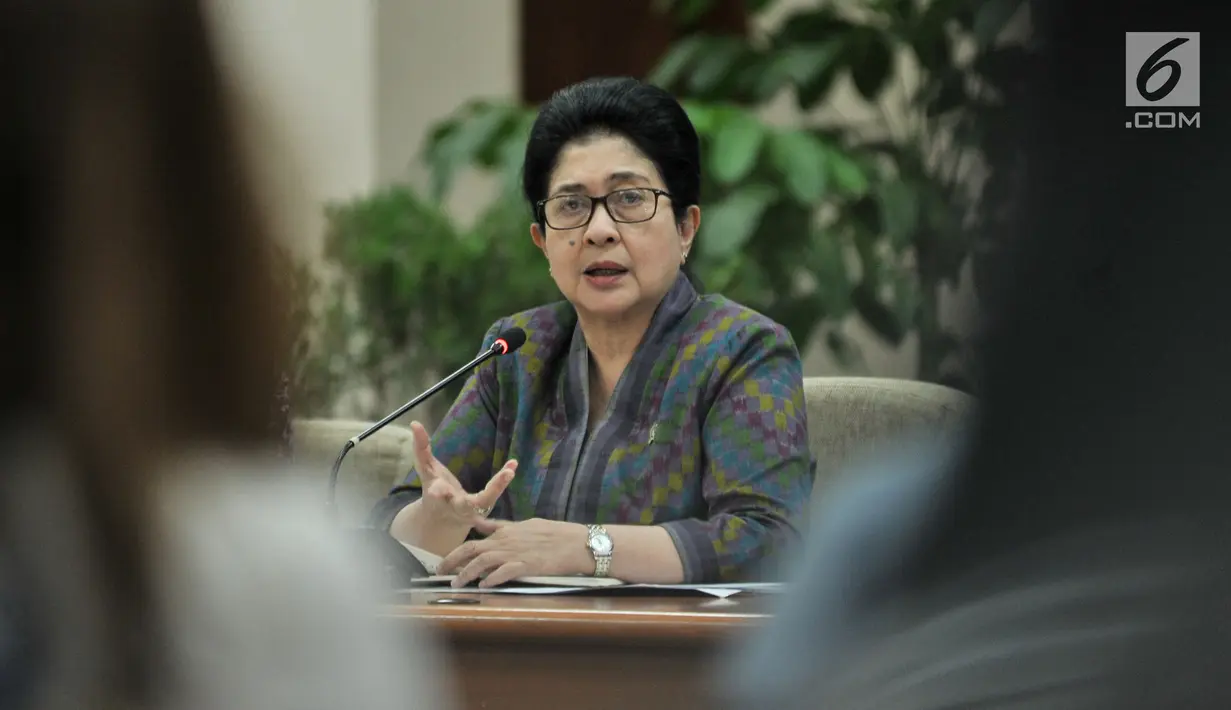 Menteri Kesehatan Nila Moeloek memberi keterangan saat menggelar konpers di gedung Kemenkes, Jakarta, Senin (7/1). Dari 2.218 rumah sakit, baru sebanyak 1.759 rumah sakit yang sudah melakukan akreditasi. (Merdeka.com/Iqbal S. Nugroho)