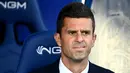 Pelatih Juventus, Thiago Motta, tak mampu menutupi kekecewaan setelah anak asuhnya gagal meraih kemenangan saat bertandang ke markas Empoli pada pekan keempat Serie A 2024/2025  di Stadion Carlo Castellani, Sabtu (14/9/2024). (AFP/Isabella Bonotto)