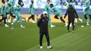 <p>Pelatih Real Madrid, Carlo Ancelotti memimpin sesi latihan tim di Stadion Etihad di Manchester, barat laut Inggris, pada 25 April 2022. Real Madrid akan bertanding melawan Manchester City pada leg pertama semifinal Liga Champions. (AFP/Oli Scarff)</p>