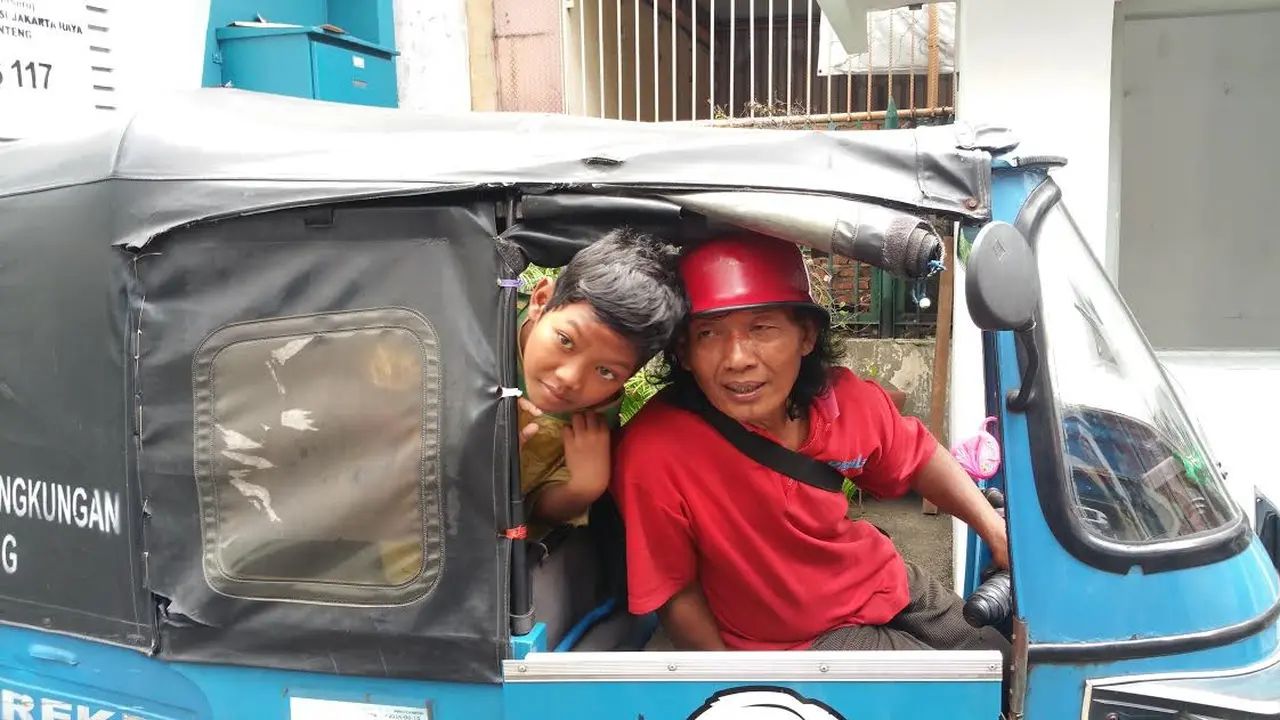 Riwahyudin (54) dan putranya Muhammad Irwan atau Amat yang tinggal di bajaj