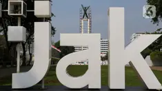 Aktivitas pekerja saat membersihkan Monumen Pembebasan Irian Barat di Taman Lapangan Banteng, Jakarta, Kamis (26/9/2024). (Liputan6.com/Herman Zakharia)