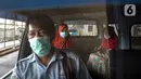 Sopir dan penumpang mengenakan masker dan menjaga jarak dalam angkutan umum Jak Lingko di Tanah Abang, Jakarta, Kamis (22/7/2021). Guna memutus penyebaran rantai COVID-19, Jak Lingko mewajibkan sopir dan penumpang menerapkan protokol kesehatan ketat. (Liputan6.com/Faizal Fanani)