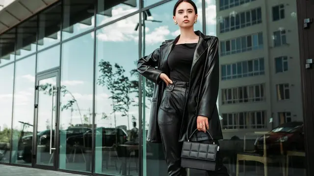Seorang perempuan menggunakan outfit hitam (Foto Dok: Freepik/vovatol)