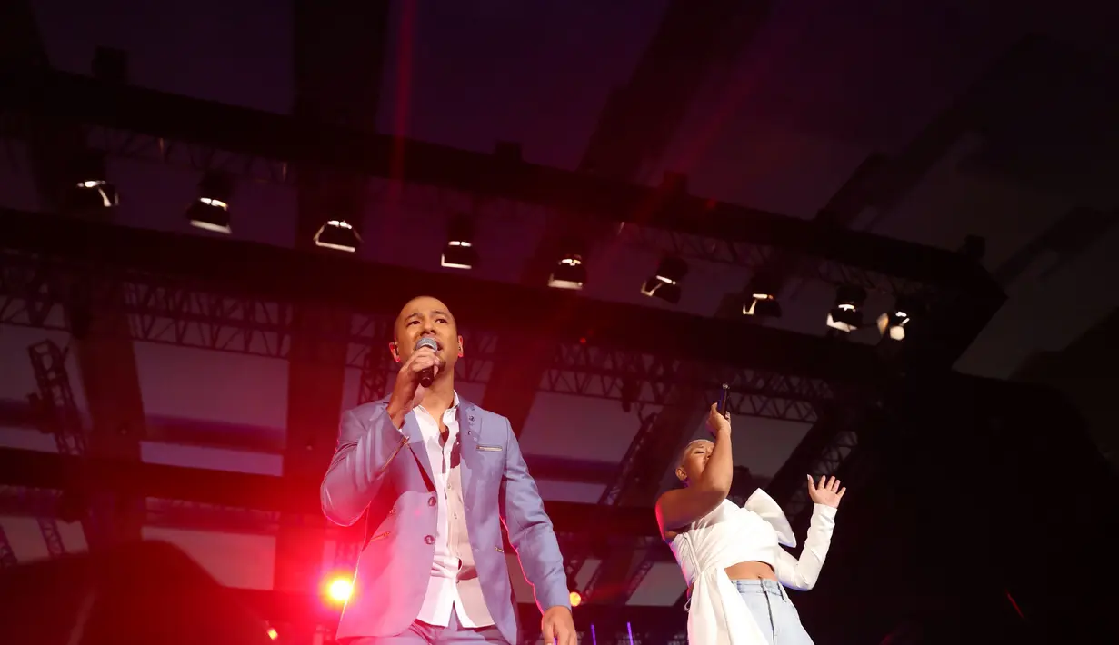 Penampilan kedua penyanyi ini membuat suasana semakin meriah. (Andy Masela/Bintang.com)