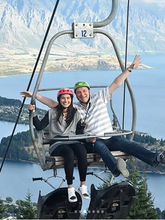 Maudy dan suami saat sedang manaiki kereta gantung."Saat dimana LittleE bilang : “ Don’t worry Ma, nanti Eddy temenin Mama dulu..” Yang ada.... wuuuussssh, meluncur duluan dianya 😅" tulis Maudy. (Instagram/maudykoesnaedi)