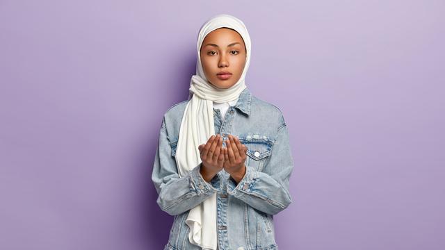 Ilustrasi muslim berdoa, membaca niat puasa