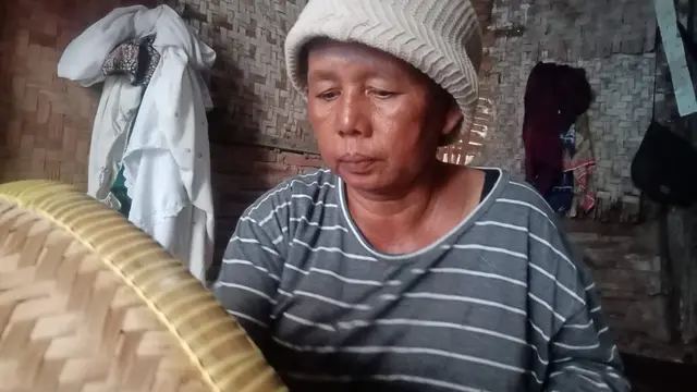 Ibunda Ine Widianti, lulusan SMK di Karawang yang ijazahnya ditahan lantaran belum lunas bayar sekolah. (Foto: Liputan6.com/Abramena)