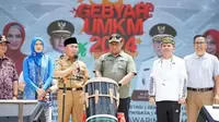 Gubernur Kalimantan Tengah Sugianto Sabran berpidato dalam acara Gebyar UMKM di Kota Sampit, Kotawaringin Timur didampingi wakilnya Edy Pratowo dan Agustiar Sabran, Jumat (6/9/2024). Agustiar adalah kakak kandung Sugianto dan dia maju sebagai bakal calon gubernur Kalteng bersama Edy Pratowo. (Liputan6.com/MMC Kalteng)