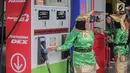 Petugas SPBU mengenakan pakaian adat beraktivitas di kawasan Kelapa Gading, Jakarta, Senin (22/4). Dalam rangka memperingati Hari Kartini pengelola SPBU mengajak Seluruh pegawai SPBU mengenakan mengenakan baju kebaya dan baju adat. (Liputan6.com/Faizal Fanani)