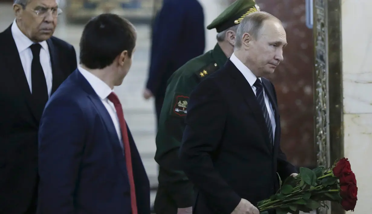 Presiden Rusia, Vladimir Putin membawa bunga untuk jenazah Dubes Rusia untuk Turki, Andrey Karlov saat menghadiri upacara kematian di Moskow, Rusia, Kamis (22/12). (REUTERS /Sputnik / Kremlin / Alexei Nikolskyi)