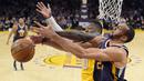 Pemain Utah Jazz, Rudy Gobert (kanan) berebut bola dengan pemain Los Angeles Lakers, Julius Randlepada laga NBA basketball game di Los Angeles, (27/12/2016).  (AP/Mark J. Terrill)