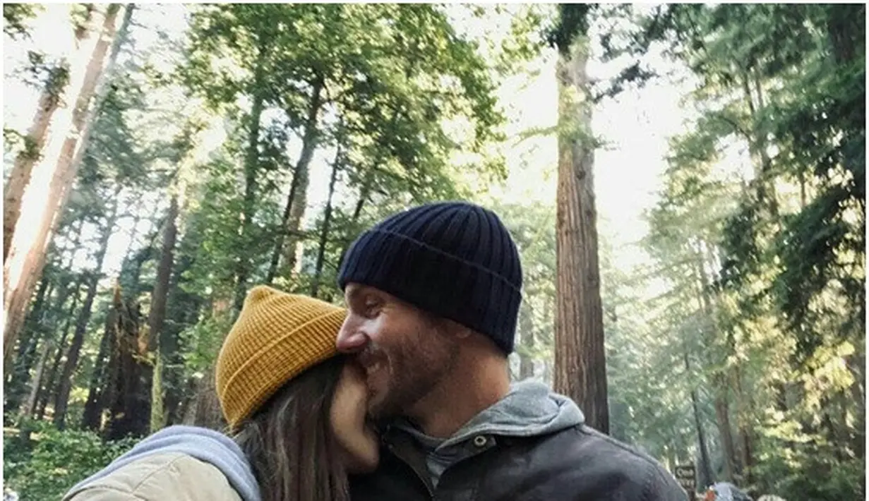 Di ulang tahun kekasihnya yang ke-37 pada 2020 lalu, Lily mengatakan bahwa ia merasa sangat beruntung memiliki Charlie dalam hidupnya. (Foto: Instagram @lilyjcollins)