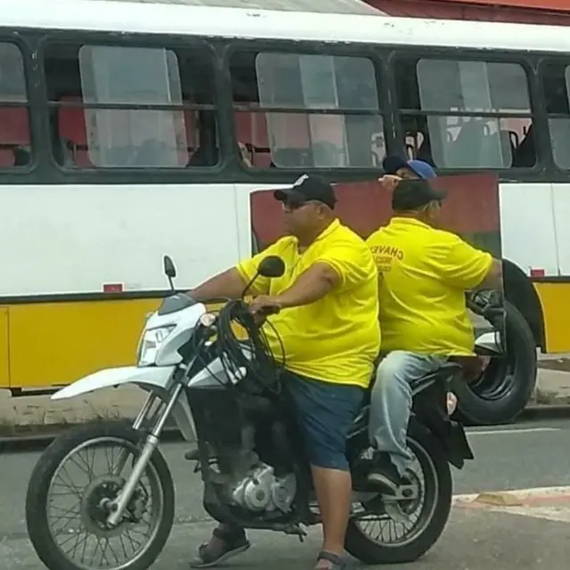 Kelakukan Tak Biasa yang Dilakukan Pemotor (Instagram/@meta_visions)