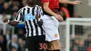 Gelandang Newcastle United, Christian Atsu bersaing dengan gelandang Manchester United, Nemanja Matic selama pertandingan Liga Liga Premier Inggris di St James 'Park di Newcastle-upon-Tyne, Inggris pada 2 Januari 2019. Gempa berkekuatan magnitudo 7,8 mengguncang sejumlah wilayah di kedua negara sekitar pukul 4.17 pagi pada Senin (6/2), waktu setempat. (AFP/Lindsey Parnaby)