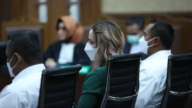 Divonis 1 Tahun Penjara, Ini 6 Potret Nia Ramadhani dan Ardi Bakrie Saling Menguatkan