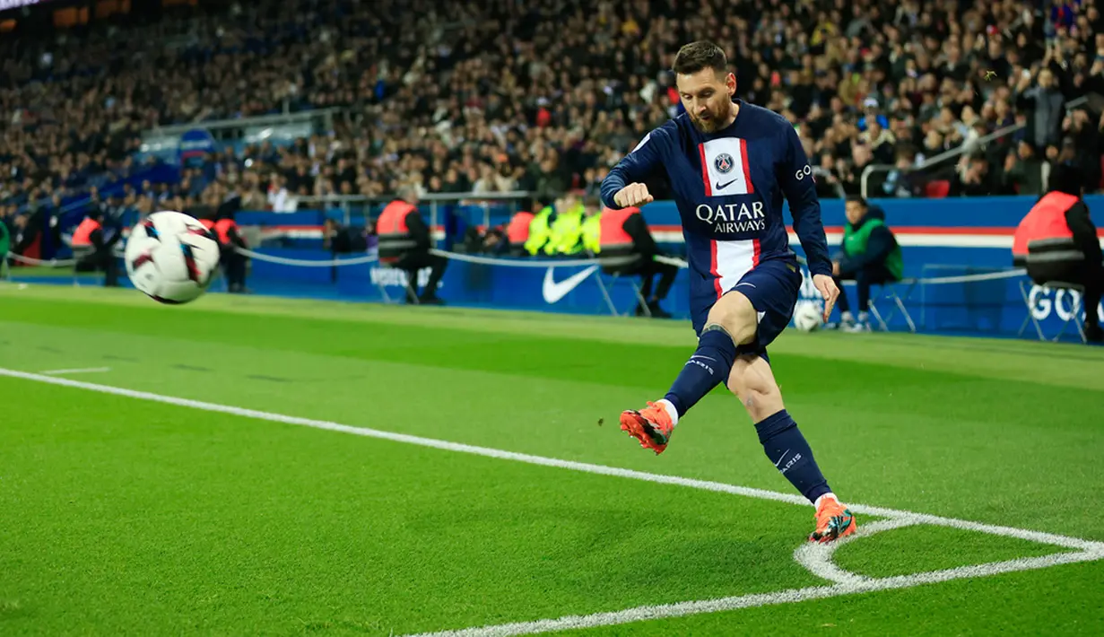 Menit ke-56, Bradley Barcola sukses mengecoh kiper PSG, Gianluigi Donnarumma dengan tembakan yang bersarang di sudut kanan gawang usai menerima umpan silang mendatar Sael Kumbedi di kotak penalti. Itu menjadi gol satu-satunya di laga ini. (AP Photo/Aurelien Morissard)