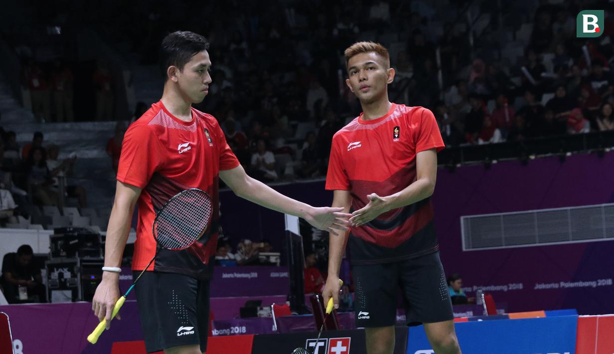 Ganda putra Indonesia, Fajar Alfian/M Rian Ardianto saat melawan pemain India, Manu Attri/Sumeeth Reddy Buss pada perempat final Bulutangkis Beregu Putra Asian Games 2018 di Jakarta, Senin (20/8). (Liputan6.com/Helmi Fithriansyah)