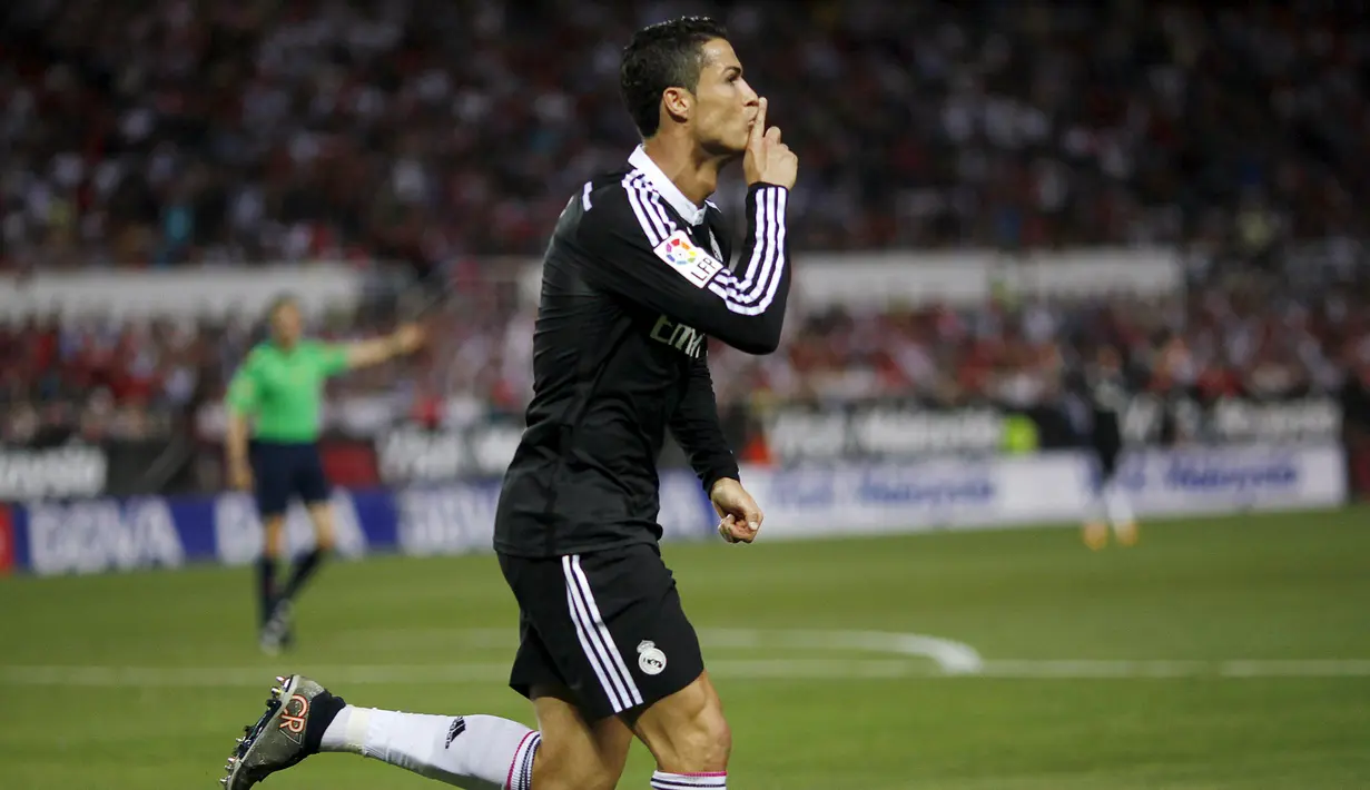 Gelandang Real Madrid, Cristiano Ronaldo merayakan selebrasi usai mencetak gol ke gawang Sevilla saat Laga Liga Spanyol di Estadio Ramon Sanchez Pizjuan, (2/5/2015). Real Madrid menang 3-2 atas Sevilla. (REUTERS/Jon Nazca)