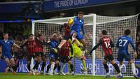 Pemain Chelsea, Wesley Fofana (atas), melompat untuk menyambut bola pada laga Premier League/Liga Inggris antara Chelsea vs Bournemouth di London, Inggris, Selasa, 30 Desember 2025. (AP Photo/Kin Cheung)