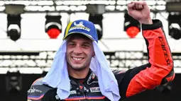 Marco Bezzecchi melakukan aksi gemilang untuk memenangi Sprint Race MotoGP Indonesia 2025. Pembalap Aprilia itu baru bisa menempati posisi pertama di lap terakhir lewat aksi comeback pada balapan di Sirkuit Mandalika, Nusa Tenggara Barat, pada Sabtu 4 Oktober 2025. (SONNY TUMBELAKA/AFP)