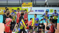 Tim voli putra, Surabaya Bhayangkara Samator melakukan selebrasi usai mengalahkan Jakarta BNI 46 dan menjadi juara final four Proliga 2022. (Bola.com/Bagaskara Lazuardi)