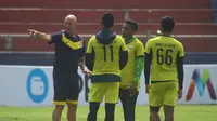 Pelatih Raphael Burgues memberi instruksi saat latihan jelang laga melawan Persik di Stadion Brawijaya Kota Kediri, Senin (23/9/2019). (Bola.com/Gatot Susetyo)