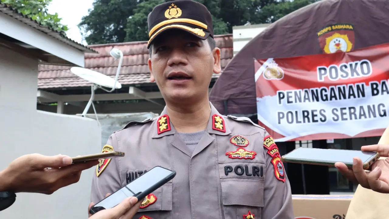 Kapolres Serang Kota, AKBP Maruli Ahiles Hutapea, Buka Posko Laporan Korban Banjir Kota Serang. (Kamis, 10/03/2022).