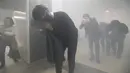 Orang-orang diserang oleh gas tiruan selama latihan anti-terorisme di kereta bawah tanah di stasiun kereta bawah tanah Shindorim di Seoul, Korea Selatan, Selasa 29/10/2019). Latihan anti-terorisme bulan ini dikombinasikan dengan latihan pencegahan bencana. (AP Photo/Ahn Young-joon)