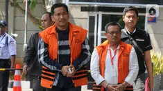 Terpidana mantan anggota DPR F-Golkar Bowo Sidik Pangarso (kiri) dan Bupati Indramayu Supendi (kanan) tiba di Gedung KPK, Jakarta, Senin (21/10/2019). Bowo diperiksa terkait suap distribusi pupuk, sedangkan Supendi terkait suap pengaturan proyek Pemkab Indramayu tahun 2019. (merdeka.com/Dwi Narwoko)