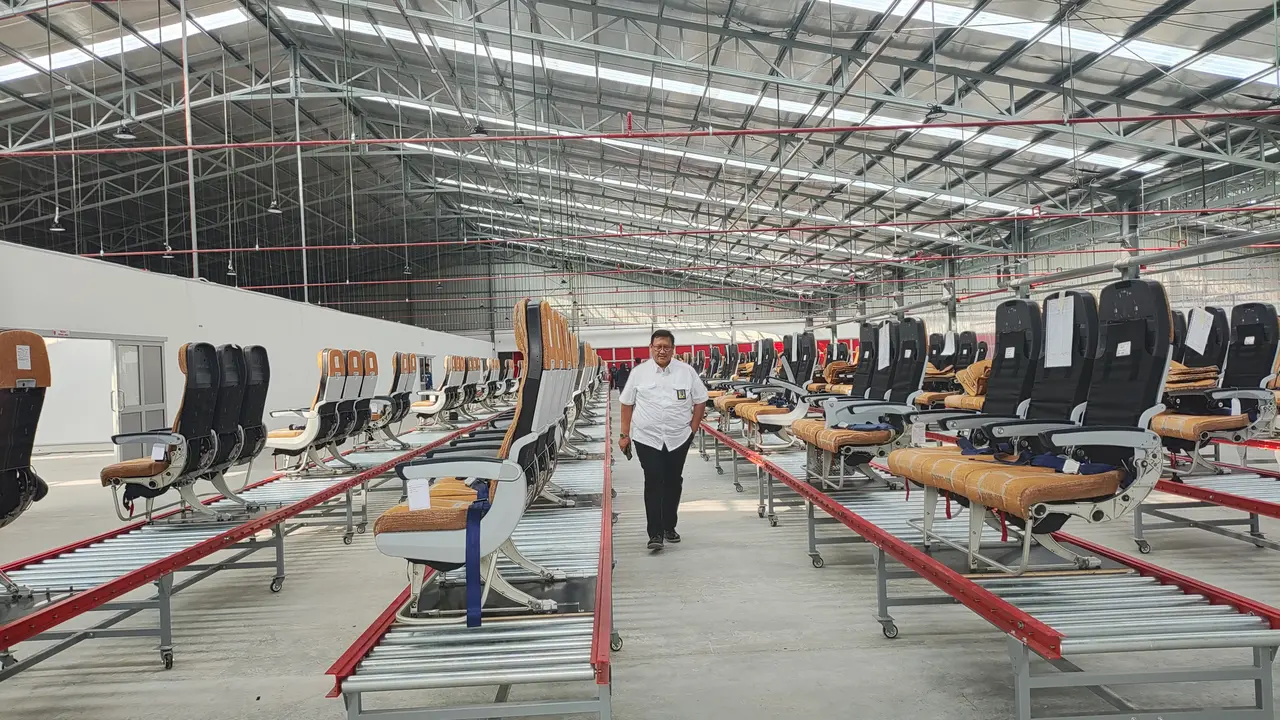 Presiden Direktur Lion Air Group, Daniel Putut Kuncoro Adi di antara kursi-kursi pesawat yang sedang diperbaiki (Foto: Liputan6.com)