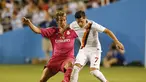Pemain belakang Real Madrid, Fabio Coentrao (kiri), berusaha merebut bola dari kaki penyerang AS Roma, Juan Iturbe, saat berlaga di Stadion Cotton Bowl, Dallas, (29/7/2014). (REUTERS/Kevin Jairaj-USA TODAY Sports)