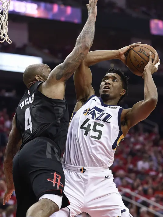 Pemain Utah Jazz, Donovan Mitchell (45) mencoba melakukan dunks melewati pemain Houston Rockets, PJ Tucker pada playoff game kedua NBA basketball di Toyota Center, Houston, (2/5/2018). Utah Jazz menang 116-108. (AP/Eric Christian Smith)