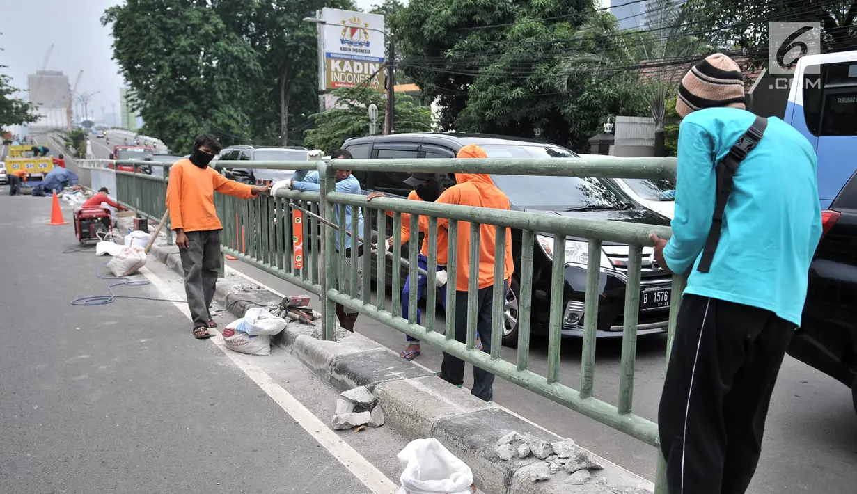 Pekerja dari Dinas Perhubungan DKI Jakarta melakukan pemasangan pagar pembatas jalan di Jalan HOS. Cokroaminoto, Jakarta, Selasa (6/11). Pemasangan pagar pembatas ini mengantisipasi kecelakaan di jalan tersebut. (Merdeka.com/ Iqbal S. Nugroho)