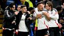 Pemain Fulham merayakan gol kemenangan timnya ke gawang Chelsea Chelsea yang dicetak oleh Rodrigo Muniz (ketiga kanan) pada laga lanjutan Liga Inggris 2024/2025 di Stamford Bridge, London, Inggris, Jumat (27/12/2024) WIB. (AFP/Glyn Kirk)
