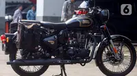 Tampilan Motor Royal Enfield milik mantan Gubernur Jawa Barat (Jabar) Ridwan Kamil yang disita penyidik Komisi Pemberantasan Korupsi (KPK) di Rumah Penyimpanan Benda Sitaan Negara (Rupbasan) pada Jumat (25/4/2025). (Liputan6.com/Herman Zakharia)