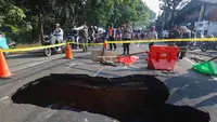 Ambles, Lubang Besar Menganga di Jalan Raya Lenteng Agung Jakarta Selatan