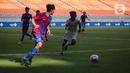 Pemain Barcelona U-18 Joan Anaya Balaña mengontrol bola saat melawan Bali United U-18 pada pertandingan International Youth Championship (IYC) 2021 di Jakarta International Stadium (JIS), Jakarta, Minggu (17/4/2022). Barcelona U-18 menang 4-0. (Liputan6.com/Faizal Fanani)
